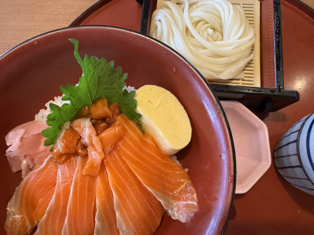 味の民芸のサーモン丼とざるうどんのセットの写真