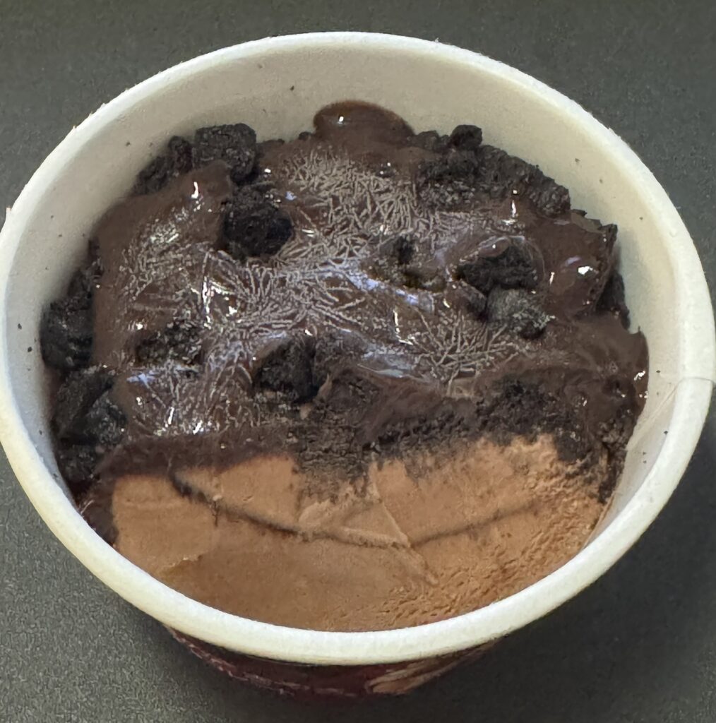 ハーゲンダッツ「悪魔のささやきチョコレート」の断面が見える写真