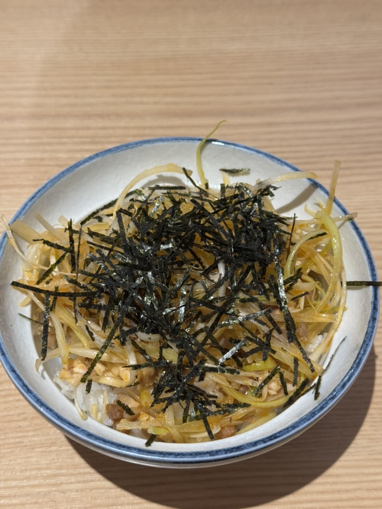 ネギとチャーシューがご飯の上に乗った「ネギチャ丼」の写真