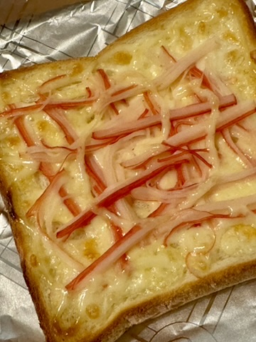 カニカマ+チーズ+マヨネーズが乗ったトーストの写真