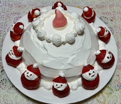 いちごサンタでデコレーションされたケーキ