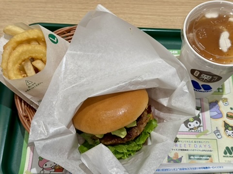 アボカドバーガーとオニポテとまぜるシェイク栗の写真