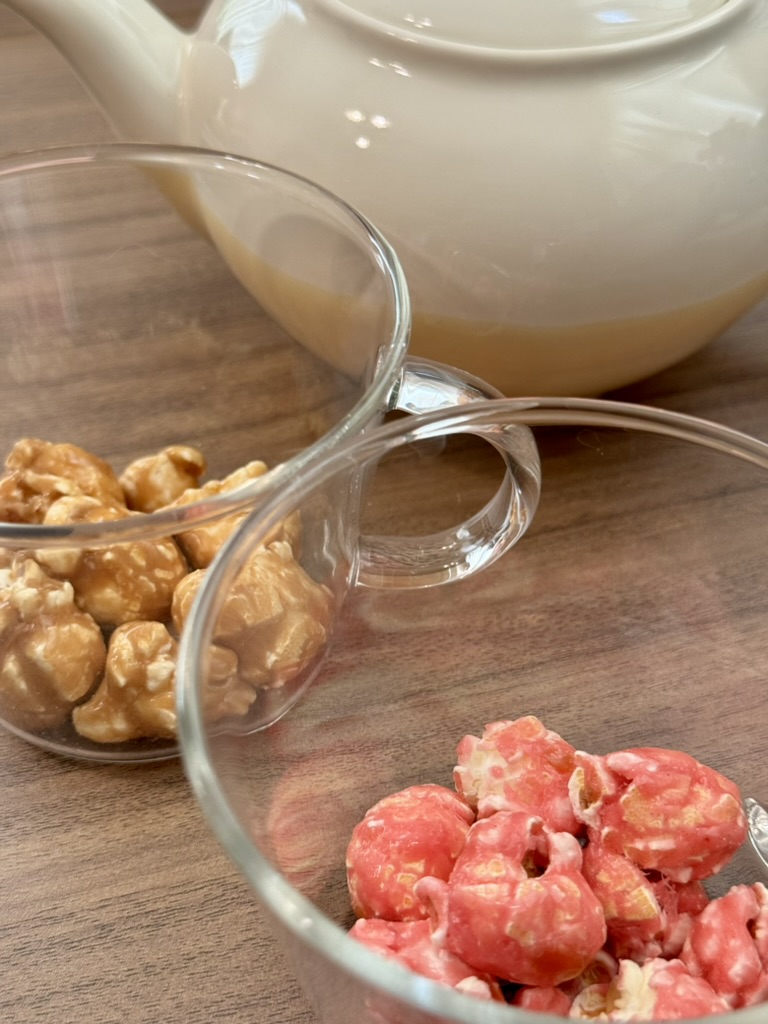 キャンディングポップコーンを透明カップに入れた写真