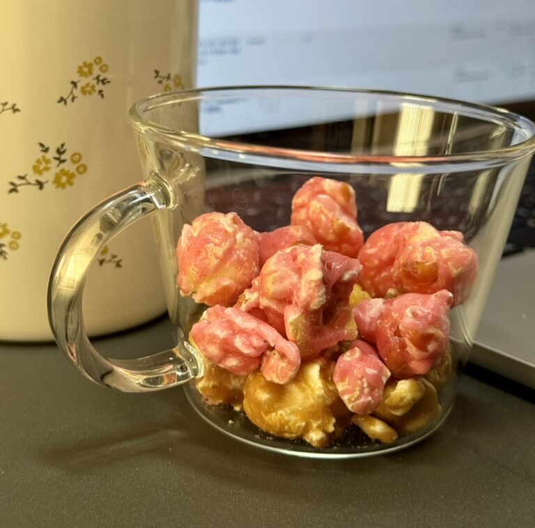 無印良品「キャンディングポップコーン」を透明のカップに入れた写真