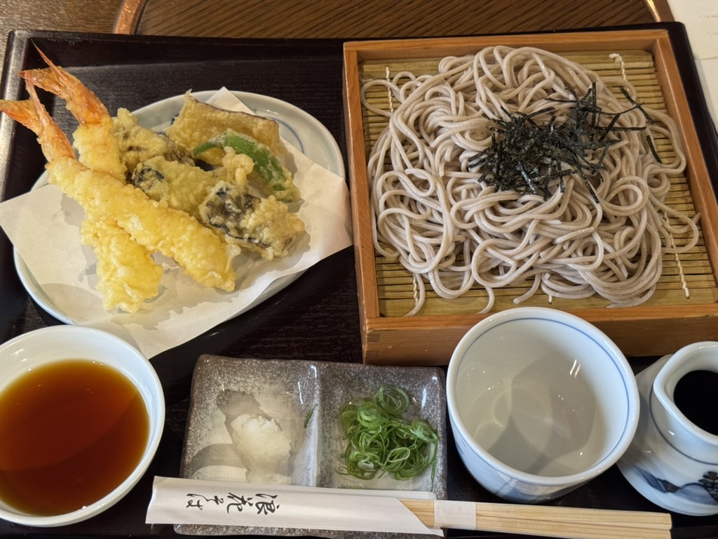 「かきと海老の天ぷらそば」の写真