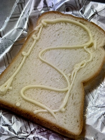 マヨネーズを塗った食パンの写真