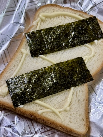 マヨネーズの上に焼き海苔を置いた食パンの写真
