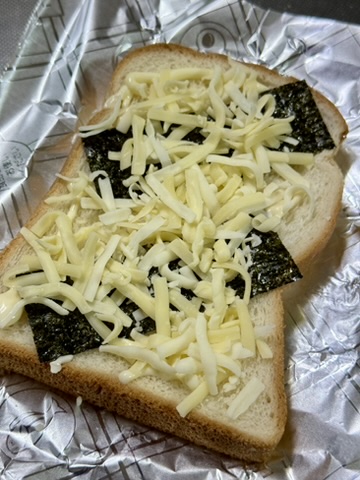 マヨネーズの上に焼き海苔とピザ用チーズを乗せた食パンの写真
