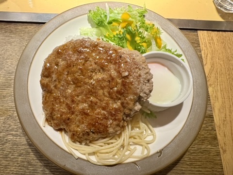 ハンバーグに温泉卵の付いたワンプレートの写真