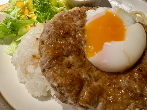 ロマン亭の温泉玉子付きハンバーグの写真