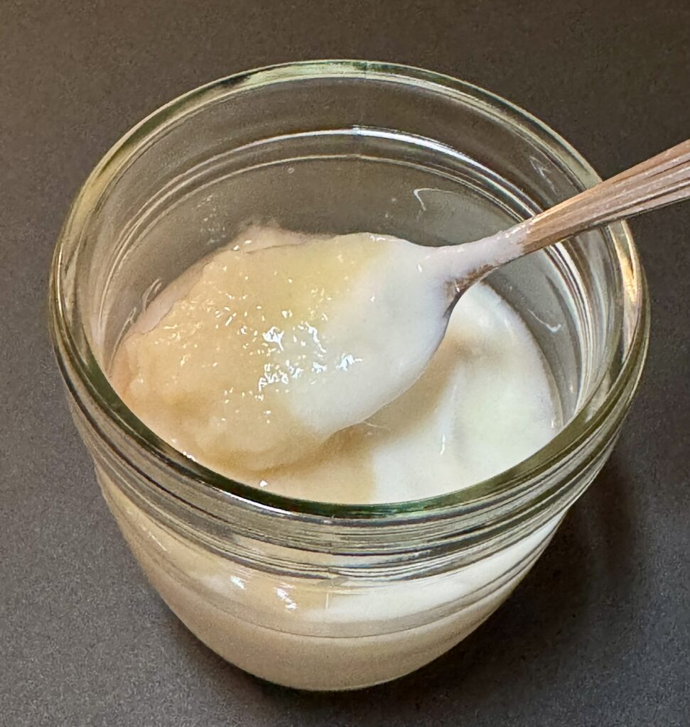 ヨーグルトに「食べる糀」をのせた写真