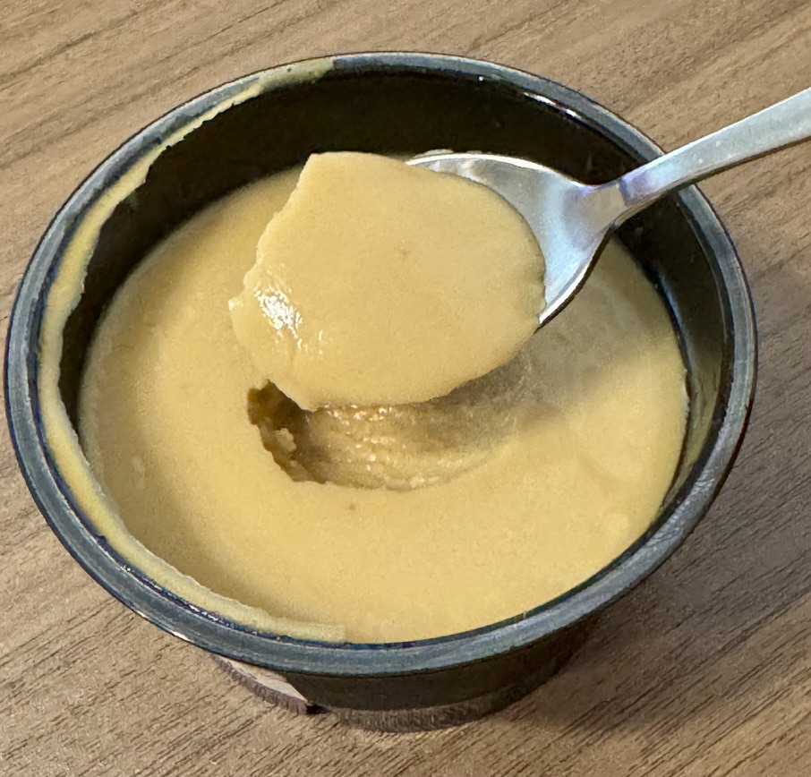 「紅天使の焼き芋プリン」をスプーンですくったところの写真