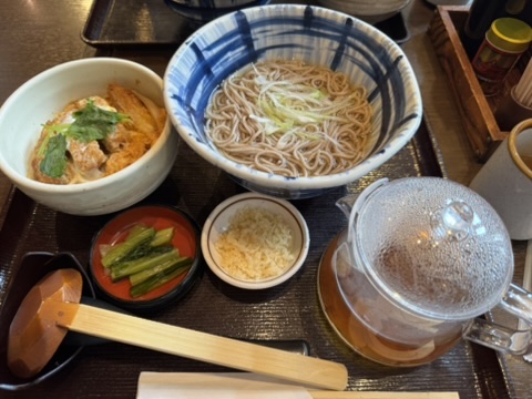 かつ丼定食の写真