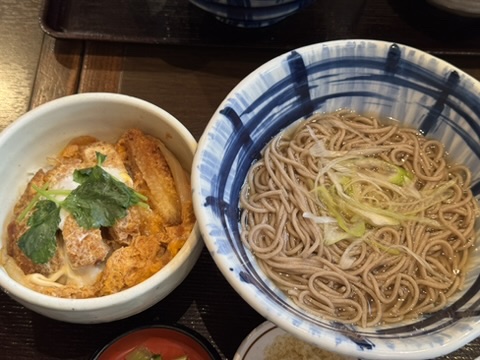 かつ丼と温かいお蕎麦の写真