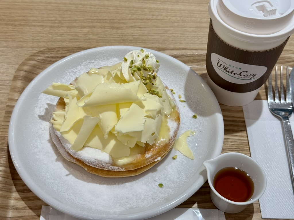 パンケーキと紙カップに入った飲み物の写真
