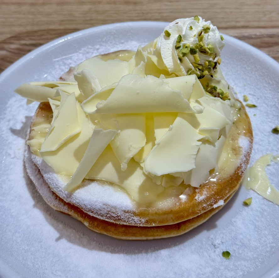 よつ葉のふんわりけずりバターパンケーキの写真