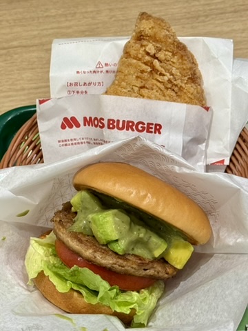 アボカドバーガーとモスチキンの写真