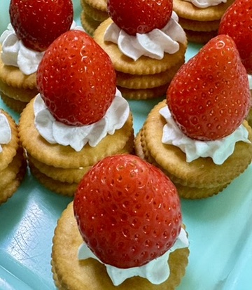 「リッツ」と生クリームを重ね、一番上に苺を乗せたところの写真