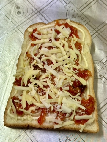 食パンにマヨネーズとキムチとチーズをのせた写真（焼く前の状態）