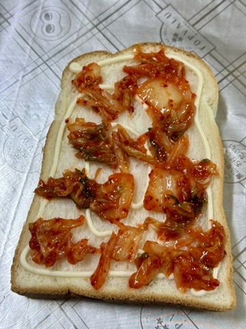 食パンにマヨネーズとキムチをのせた写真