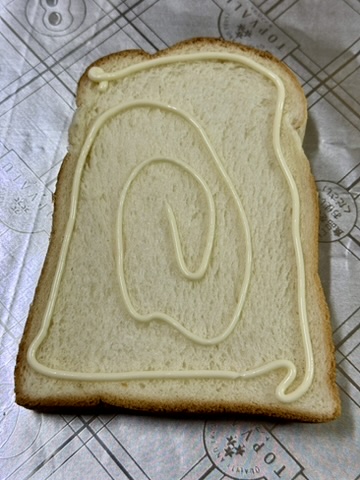 食パンにマヨネーズをのせた写真