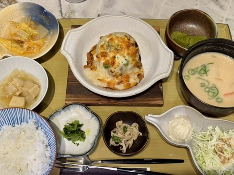 「まるごと淡路産玉ねぎの海鮮クリームグラタン定食」の写真