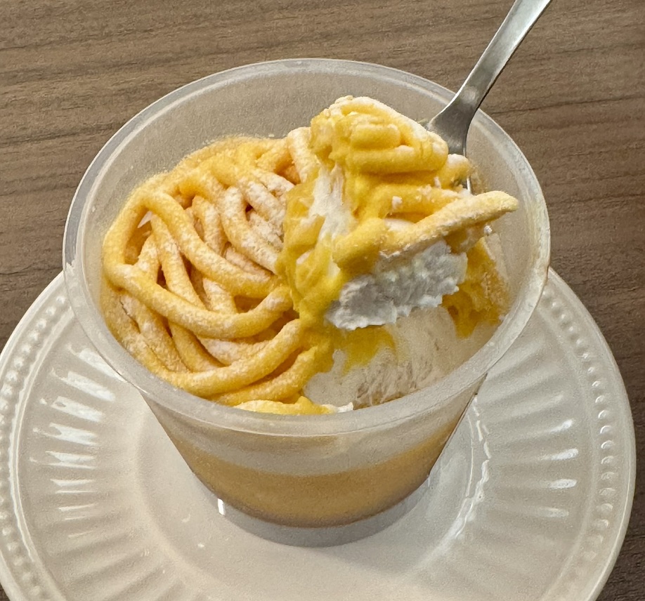 プリンをひとさじすくった写真