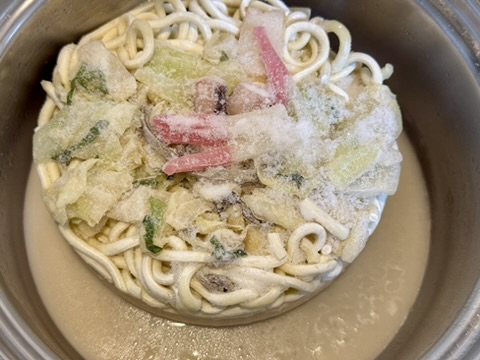 四海樓監修　ちゃんぽんのスープが溶け始めたところの写真