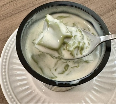 プリンをスプーンですくっている写真