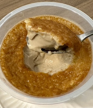 「森永の焼きプリン カフェ・オ・レ」の中身をスプーンですくったときの写真