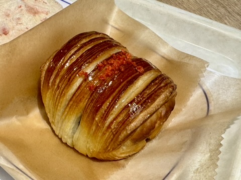 「苺とチョコのパンスイス」の写真