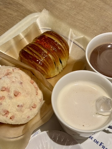 「苺とチョコのパンスイス」と「ロイヤルミルクティ」の写真