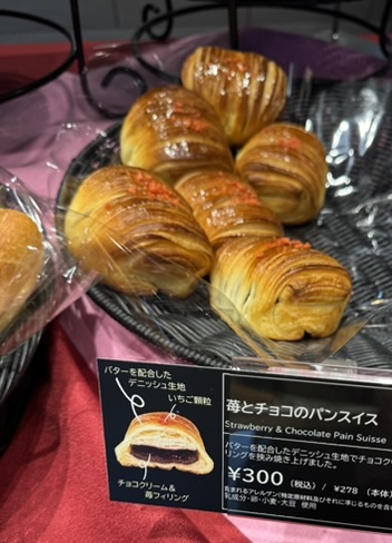 「苺とチョコのパンスイス」が棚に並べられているところの写真