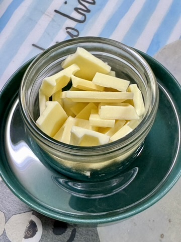 チョコレートを湯煎で溶かしているところの写真