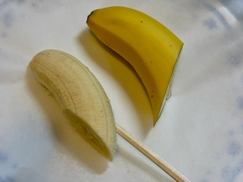 バナナをスティックに刺している写真