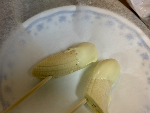 バナナに溶かしたチョコレートをかけている写真