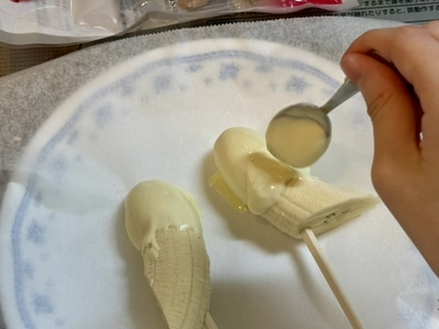バナナに溶かしたチョコレートをかけている写真