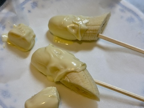 バナナにホワイトチョコをかけたところの写真