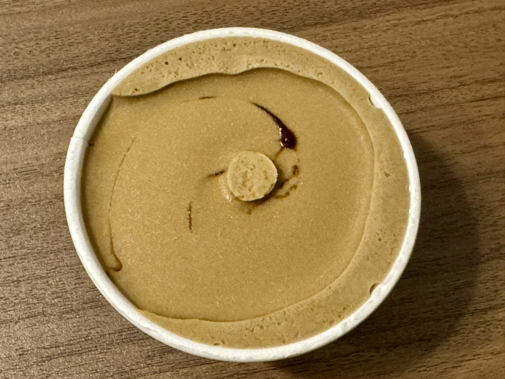 ハーゲンダッツ「ほうじ茶黒みつ」の蓋をあけたところの写真