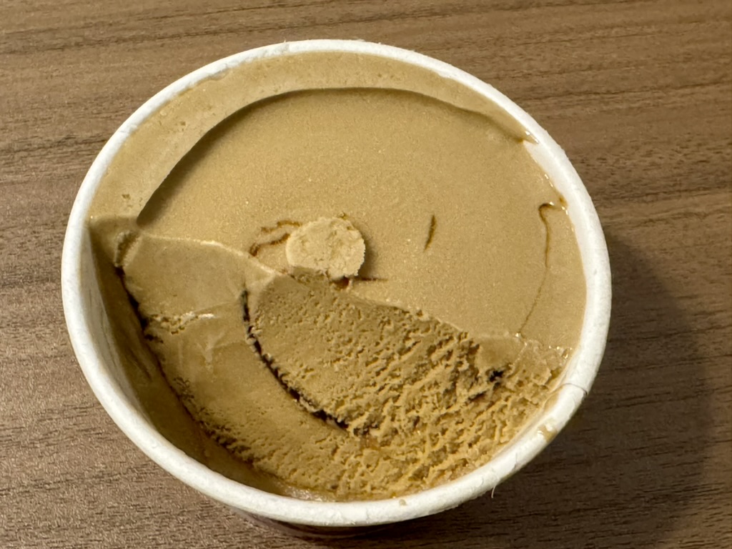 ハーゲンダッツ「ほうじ茶黒みつ」を少し食べ進めたところの写真
