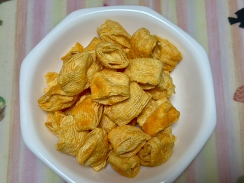 エアリアル「濃厚チェダーチーズ」の中身をお皿にあけたところの写真