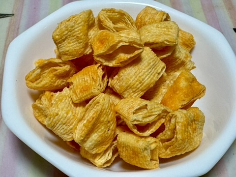 エアリアル「濃厚チェダーチーズ」の中身をお皿にあけたところの写真