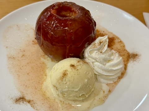焼きりんごバニラアイス添えの写真