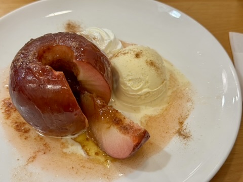 焼きりんごをナイフで切ったところの写真