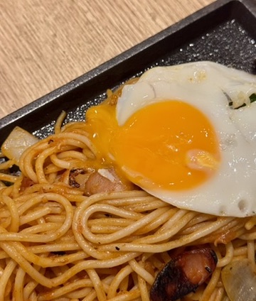 「大阪ナポリタン」の目玉焼きをアップにした写真