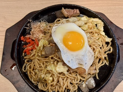 すじコン焼きそばの写真