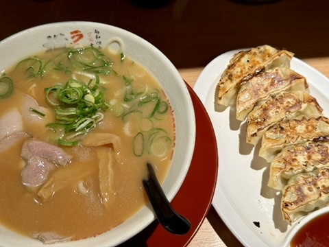 ラーメンと餃子の写真