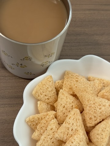 ポリンキーえび塩の中身とコーヒーの写真