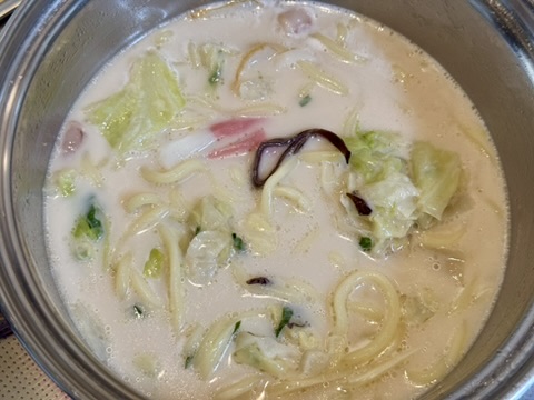 四海樓監修　ちゃんぽんのスープが全部溶けたところの写真