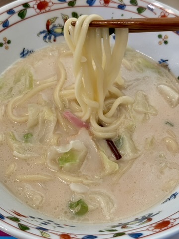 四海樓監修　ちゃんぽん麺を箸で上げた写真